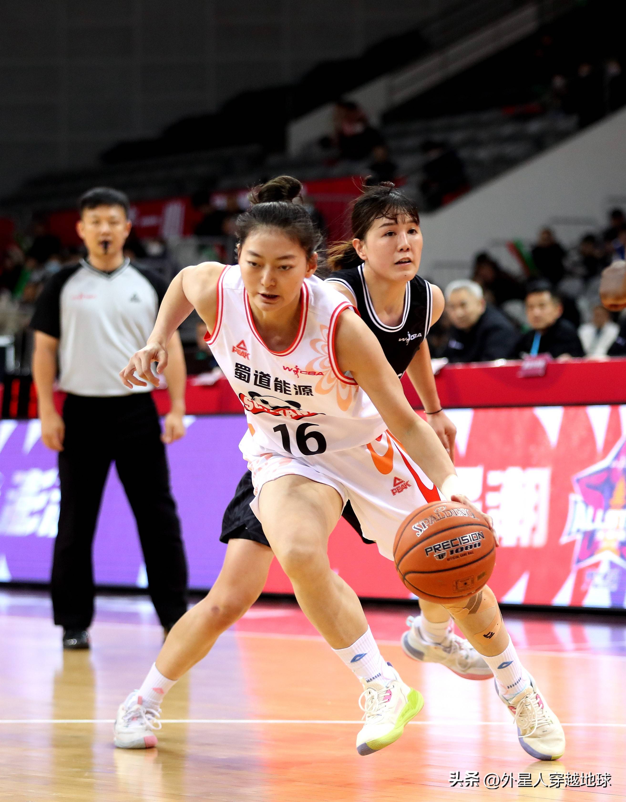 成都女篮连胜不断，以巨大优势击败溧阳女队