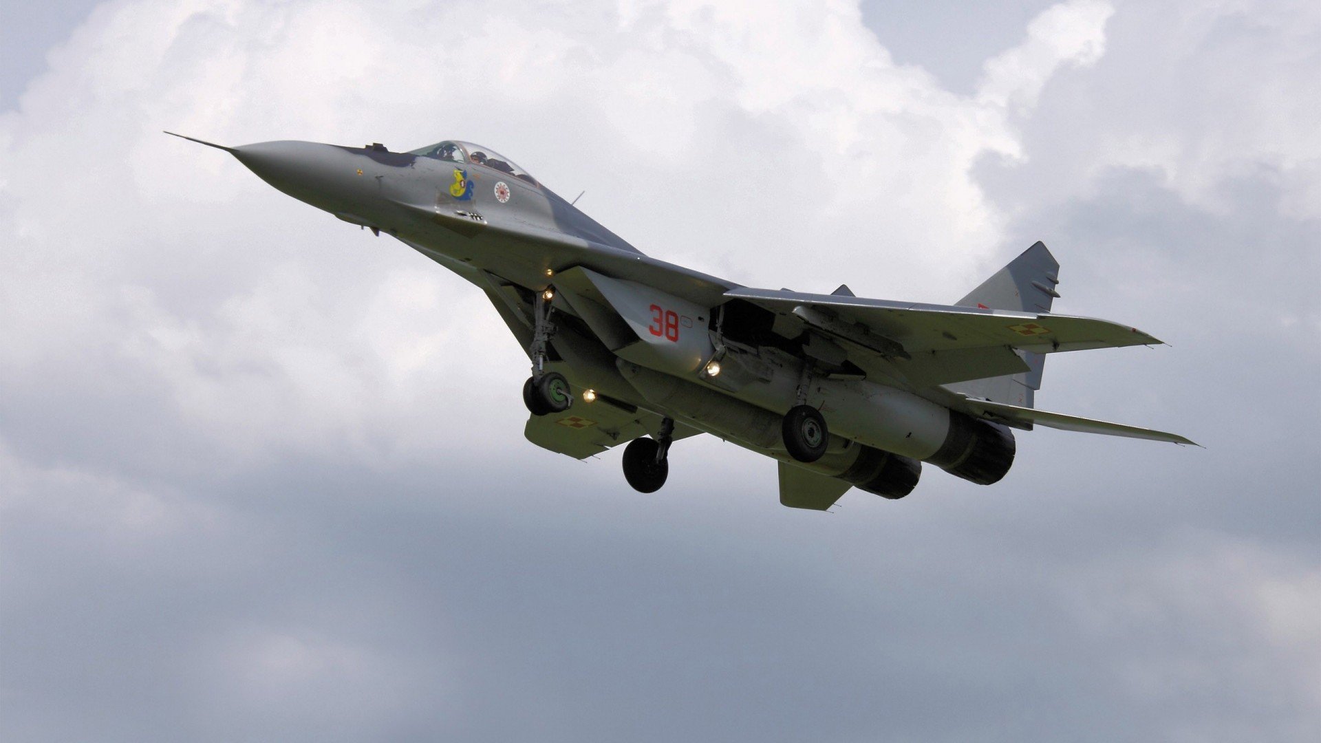 跨越竞技场的命运交响曲，当德甲争冠战火灼烧绿茵，巅峰篮网以快船之道锁定胜局