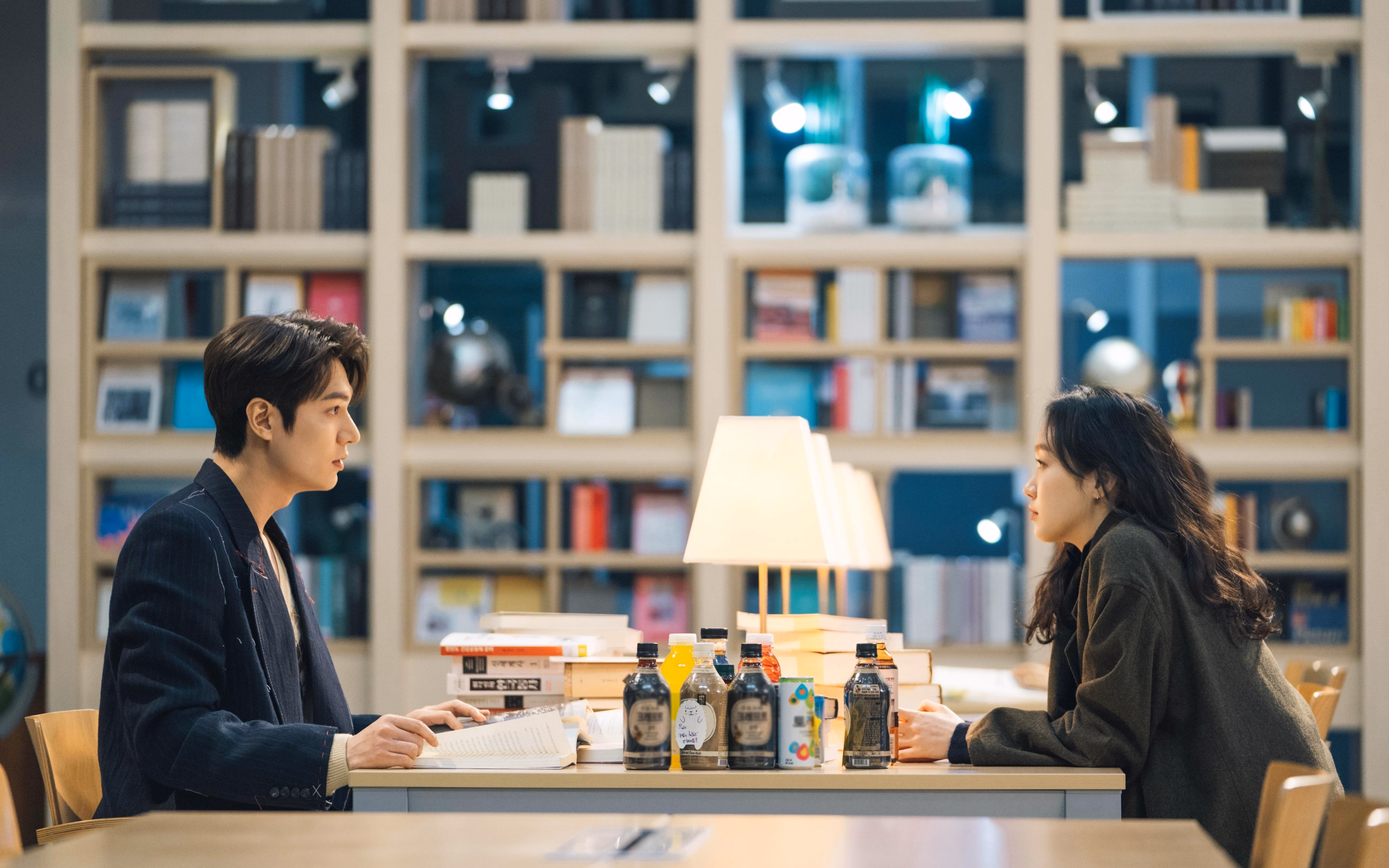 当铁网缠住箭雨,灰熊用窒息防守绞杀火箭,德罗赞以古典技艺持续撕裂防线